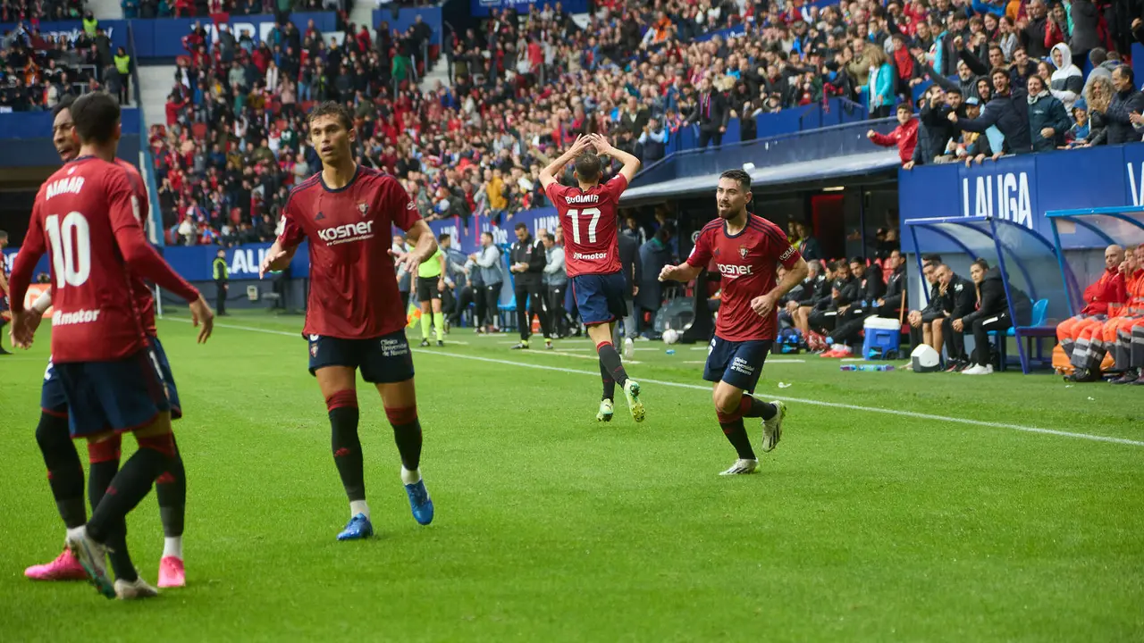 Los jugadores de Osasuna celebran el gol de Ante Budimir (1-1) durante el partido de La Liga EA Sports entre CA Osasuna y Girona FC disputado en el estadio de El Sadar en Pamplona. IÑIGO ALZUGARAY