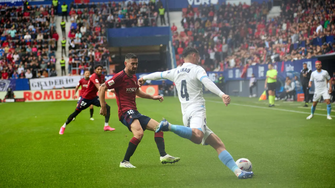 Moi Gómez (16. CA Osasuna) y Arnau Martínez (4. Girona FC) durante el partido de La Liga EA Sports entre CA Osasuna y Girona FC disputado en el estadio de El Sadar en Pamplona. IÑIGO ALZUGARAY