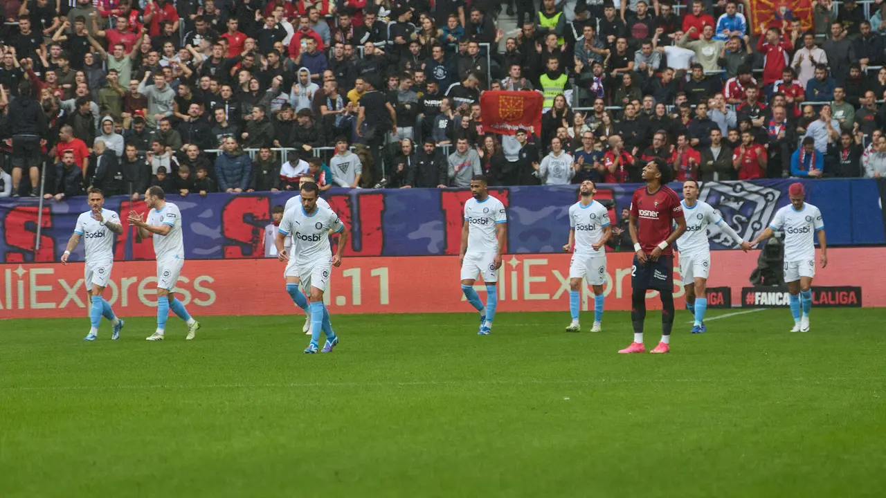 Los jugadores del Girona FC celebran el gol de Iván Martín (0-1) durante el partido de La Liga EA Sports entre CA Osasuna y Girona FC disputado en el estadio de El Sadar en Pamplona. IÑIGO ALZUGARAY