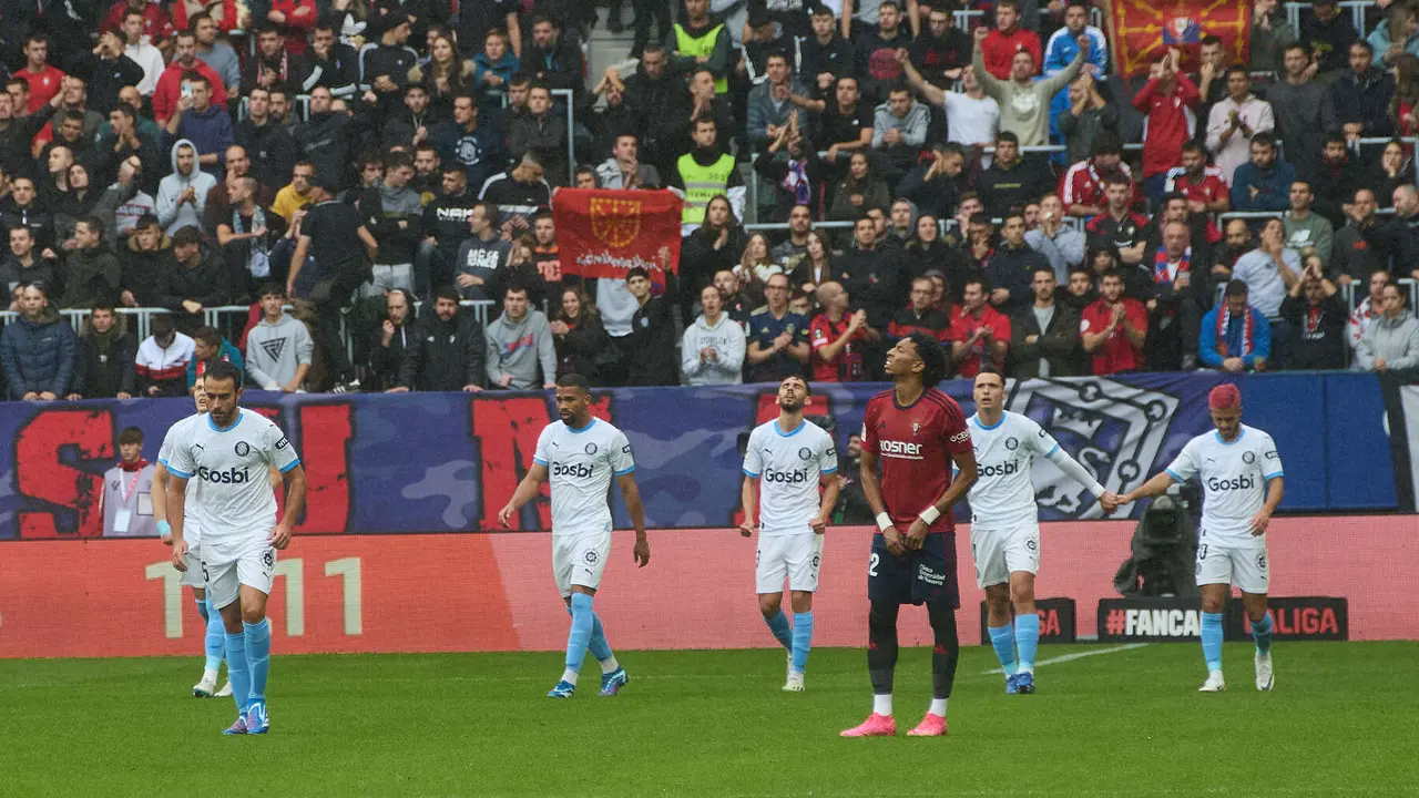 Los jugadores del Girona FC celebran el gol de Iván Martín (0-1) durante el partido de La Liga EA Sports entre CA Osasuna y Girona FC disputado en el estadio de El Sadar en Pamplona. IÑIGO ALZUGARAY