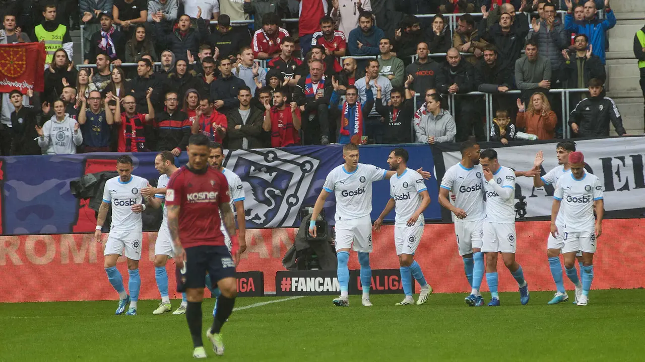 Los jugadores del Girona FC celebran el gol de Iván Martín (0-1) durante el partido de La Liga EA Sports entre CA Osasuna y Girona FC disputado en el estadio de El Sadar en Pamplona. IÑIGO ALZUGARAY