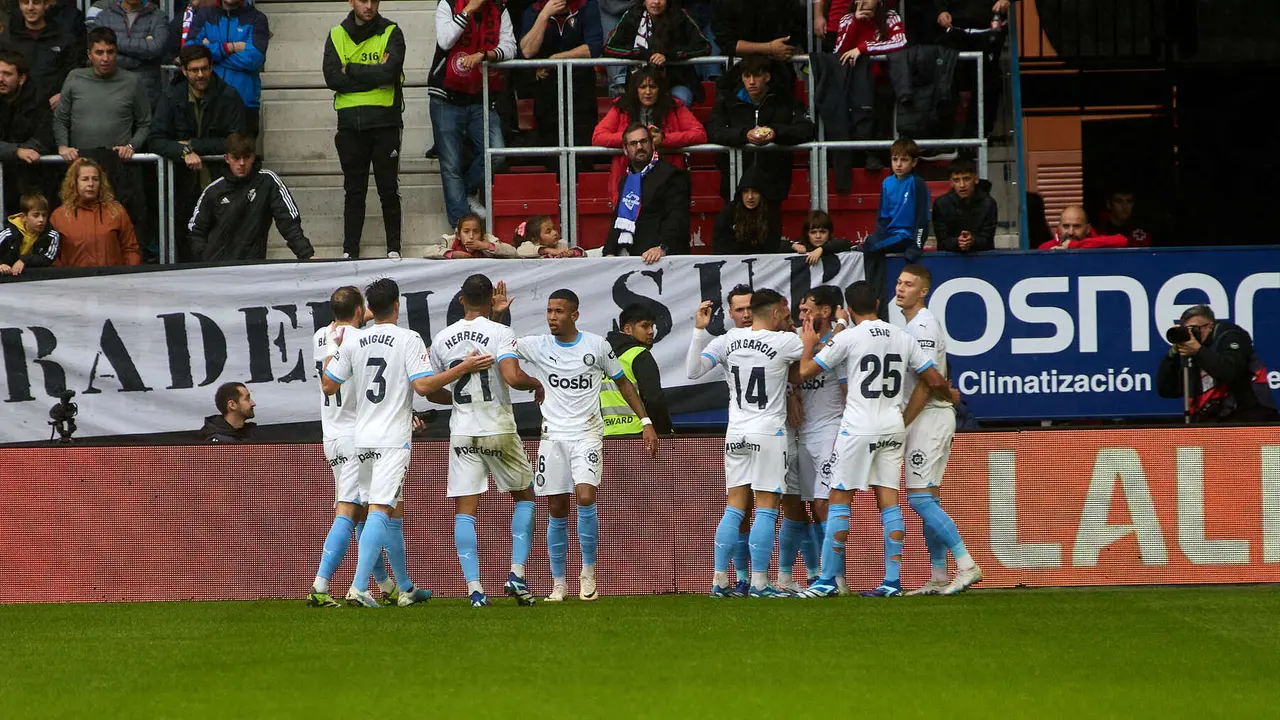 Los jugadores del Girona FC celebran el gol de Iván Martín (0-1) durante el partido de La Liga EA Sports entre CA Osasuna y Girona FC disputado en el estadio de El Sadar en Pamplona. IÑIGO ALZUGARAY