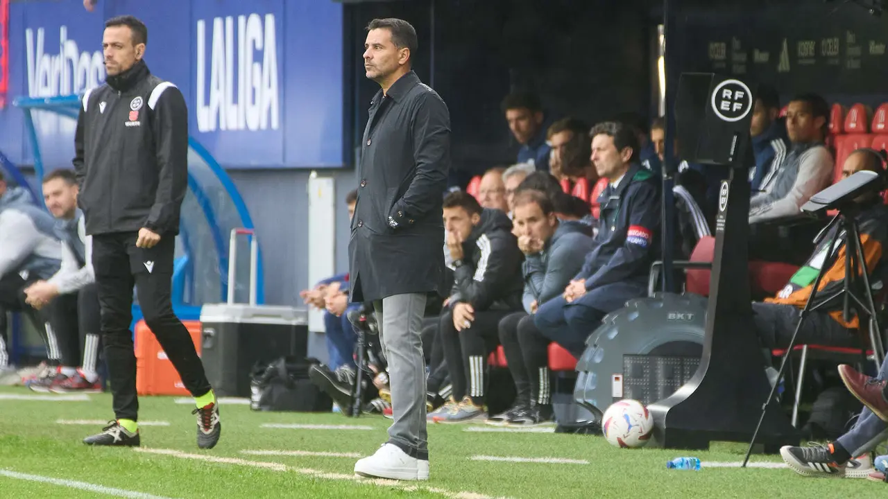 Míchel Sánchez (entrenador Girona FC) durante el partido de La Liga EA Sports entre CA Osasuna y Girona FC disputado en el estadio de El Sadar en Pamplona. IÑIGO ALZUGARAY