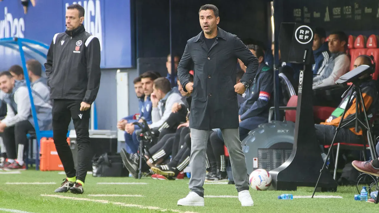 Míchel Sánchez (entrenador Girona FC) durante el partido de La Liga EA Sports entre CA Osasuna y Girona FC disputado en el estadio de El Sadar en Pamplona. IÑIGO ALZUGARAY