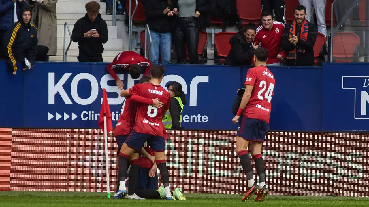 Los jugadores de Osasuna celebran el gol de Ante Budimir (2-1) durante el partido de La Liga EA Sports entre CA Osasuna y Girona FC disputado en el estadio de El Sadar en Pamplona. IÑIGO ALZUGARAY
