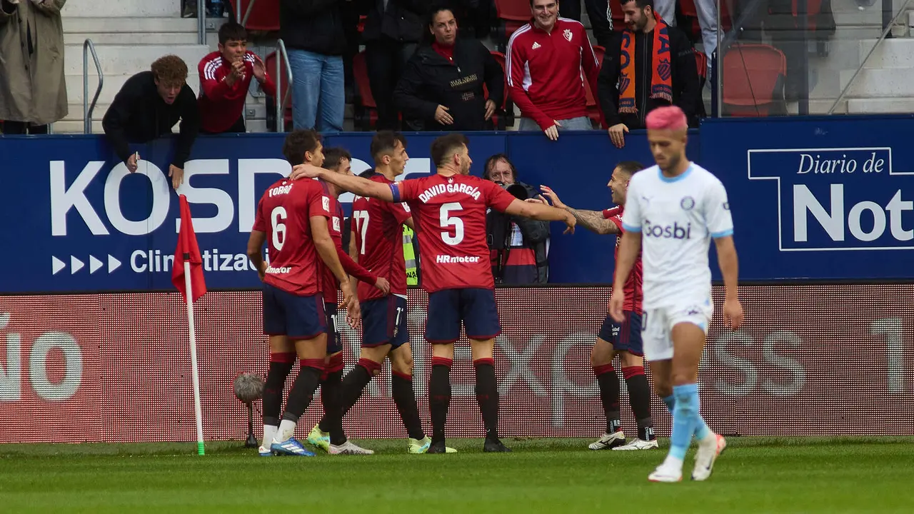 Los jugadores de Osasuna celebran el gol de Ante Budimir (2-1) durante el partido de La Liga EA Sports entre CA Osasuna y Girona FC disputado en el estadio de El Sadar en Pamplona. IÑIGO ALZUGARAY