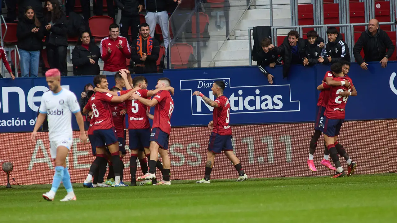Los jugadores de Osasuna celebran el gol de Ante Budimir (2-1) durante el partido de La Liga EA Sports entre CA Osasuna y Girona FC disputado en el estadio de El Sadar en Pamplona. IÑIGO ALZUGARAY