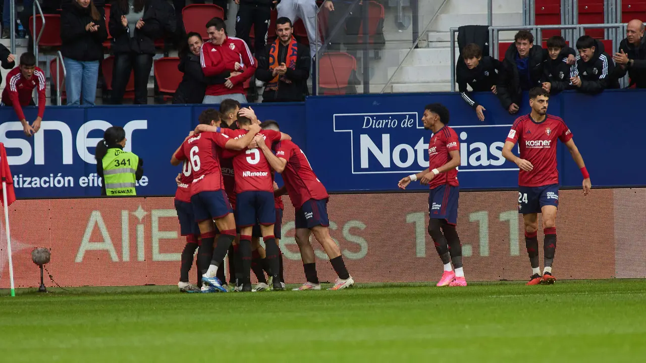 Los jugadores de Osasuna celebran el gol de Ante Budimir (2-1) durante el partido de La Liga EA Sports entre CA Osasuna y Girona FC disputado en el estadio de El Sadar en Pamplona. IÑIGO ALZUGARAY