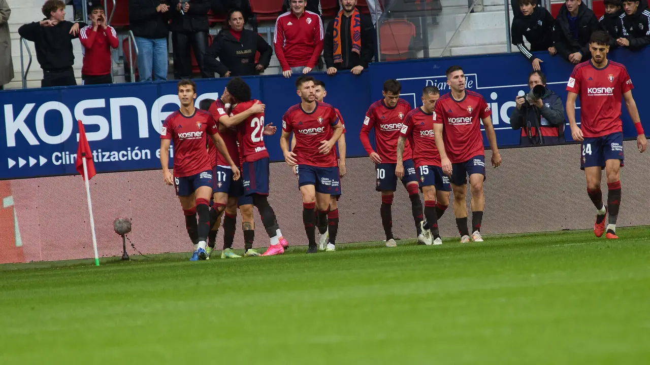 Los jugadores de Osasuna celebran el gol de Ante Budimir (2-1) durante el partido de La Liga EA Sports entre CA Osasuna y Girona FC disputado en el estadio de El Sadar en Pamplona. IÑIGO ALZUGARAY