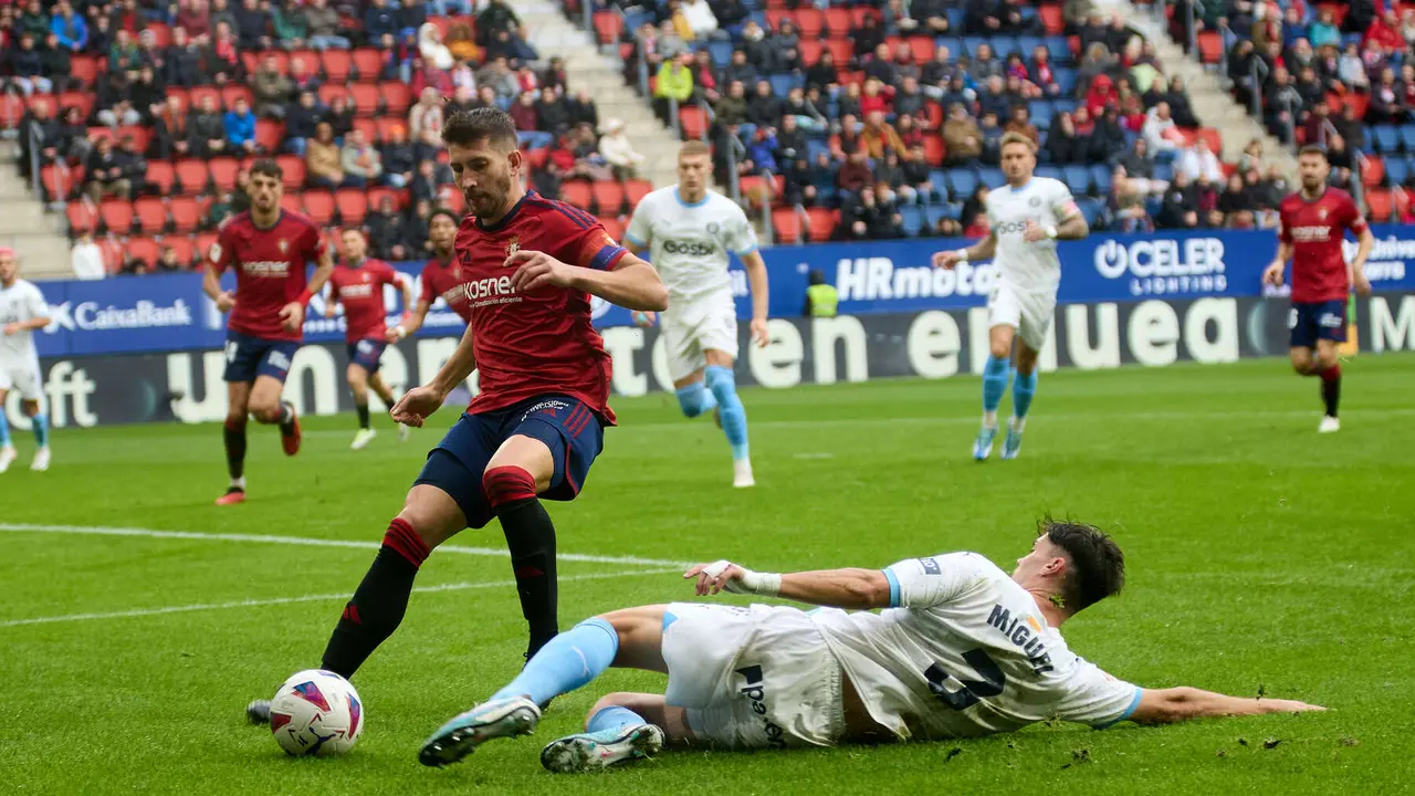 David García (5. CA Osasuna) y Miguel Gutiérrez (3. Girona FC) durante el partido de La Liga EA Sports entre CA Osasuna y Girona FC disputado en el estadio de El Sadar en Pamplona. IÑIGO ALZUGARAY