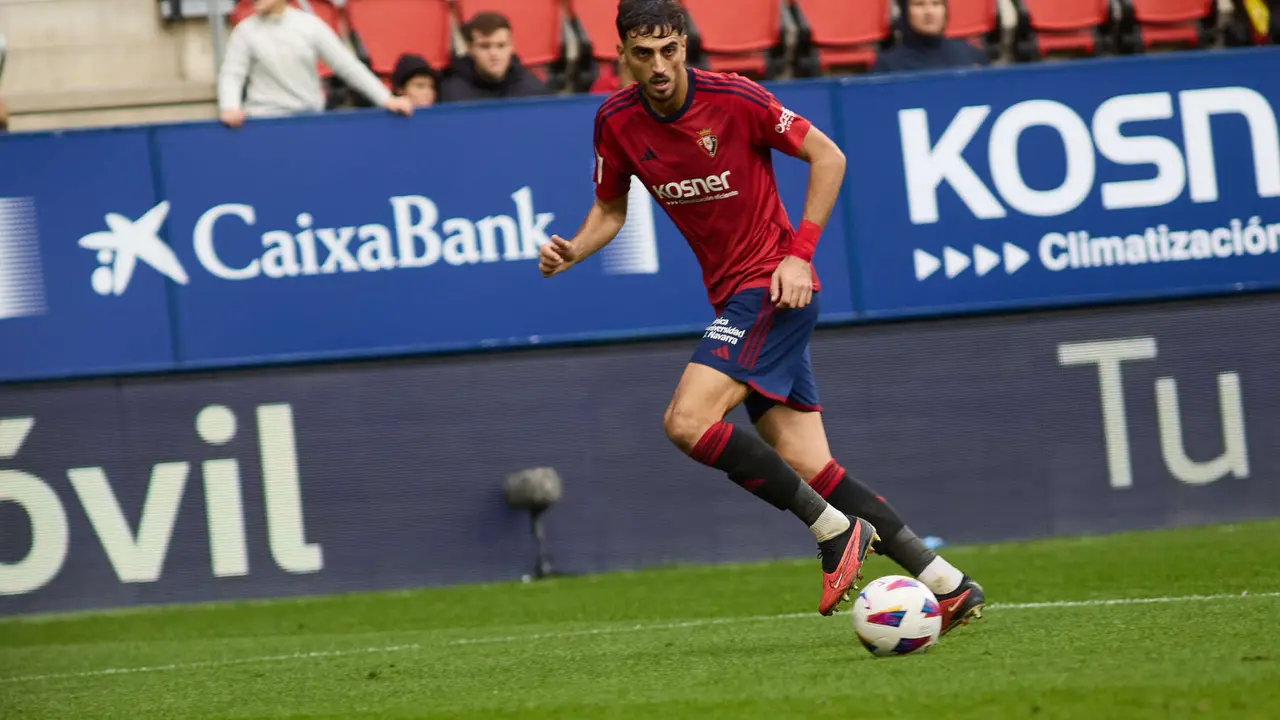 Alejandro Catena (24. CA Osasuna) durante el partido de La Liga EA Sports entre CA Osasuna y Girona FC disputado en el estadio de El Sadar en Pamplona. IÑIGO ALZUGARAY