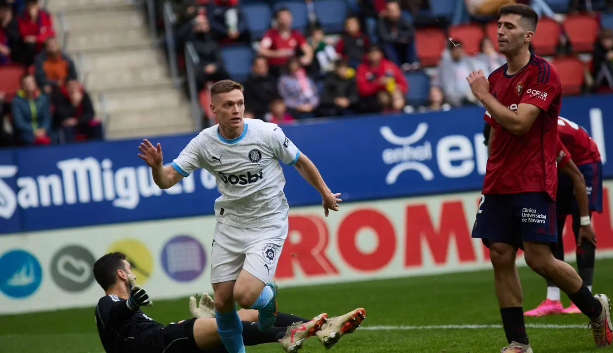 Los jugadores del Girona FC celebran el gol de Viktor Tsygankov (2-3) durante el partido de La Liga EA Sports entre CA Osasuna y Girona FC disputado en el estadio de El Sadar en Pamplona. IÑIGO ALZUGARAY