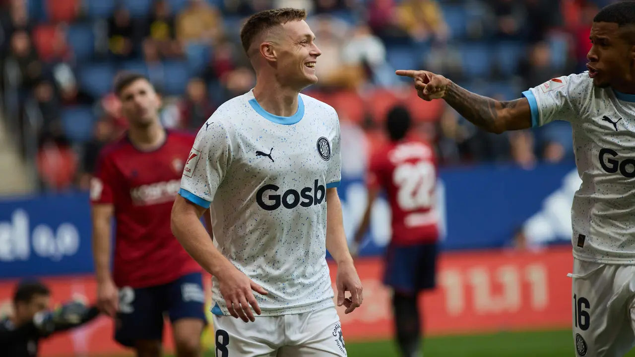 Los jugadores del Girona FC celebran el gol de Viktor Tsygankov (2-3) durante el partido de La Liga EA Sports entre CA Osasuna y Girona FC disputado en el estadio de El Sadar en Pamplona. IÑIGO ALZUGARAY