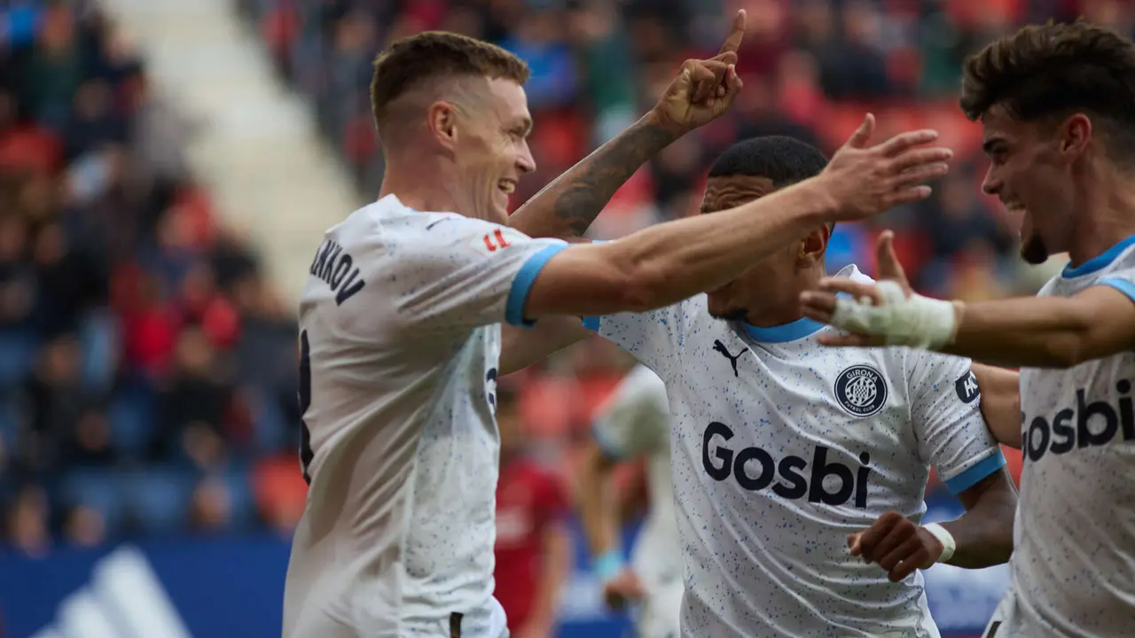 Los jugadores del Girona FC celebran el gol de Viktor Tsygankov (2-3) durante el partido de La Liga EA Sports entre CA Osasuna y Girona FC disputado en el estadio de El Sadar en Pamplona. IÑIGO ALZUGARAY