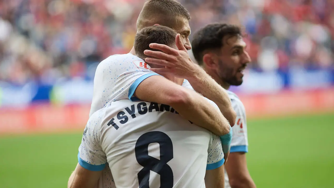 Los jugadores del Girona FC celebran el gol de Viktor Tsygankov (2-3) durante el partido de La Liga EA Sports entre CA Osasuna y Girona FC disputado en el estadio de El Sadar en Pamplona. IÑIGO ALZUGARAY