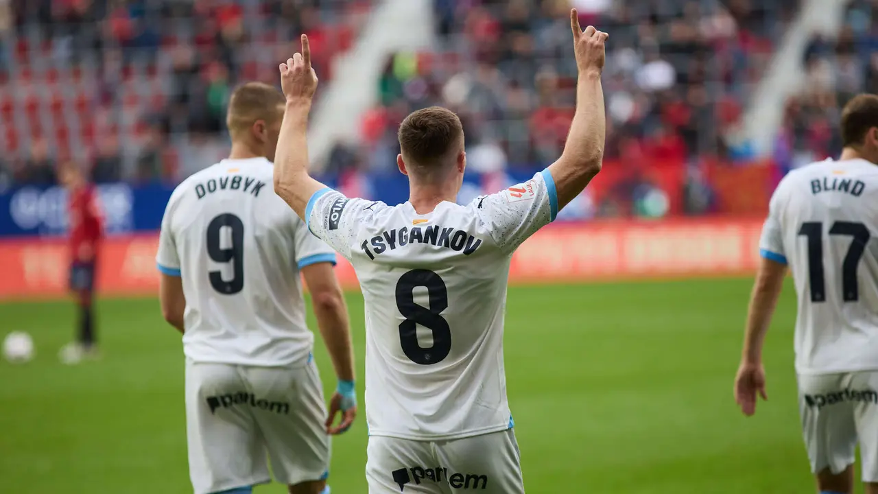 Los jugadores del Girona FC celebran el gol de Viktor Tsygankov (2-3) durante el partido de La Liga EA Sports entre CA Osasuna y Girona FC disputado en el estadio de El Sadar en Pamplona. IÑIGO ALZUGARAY