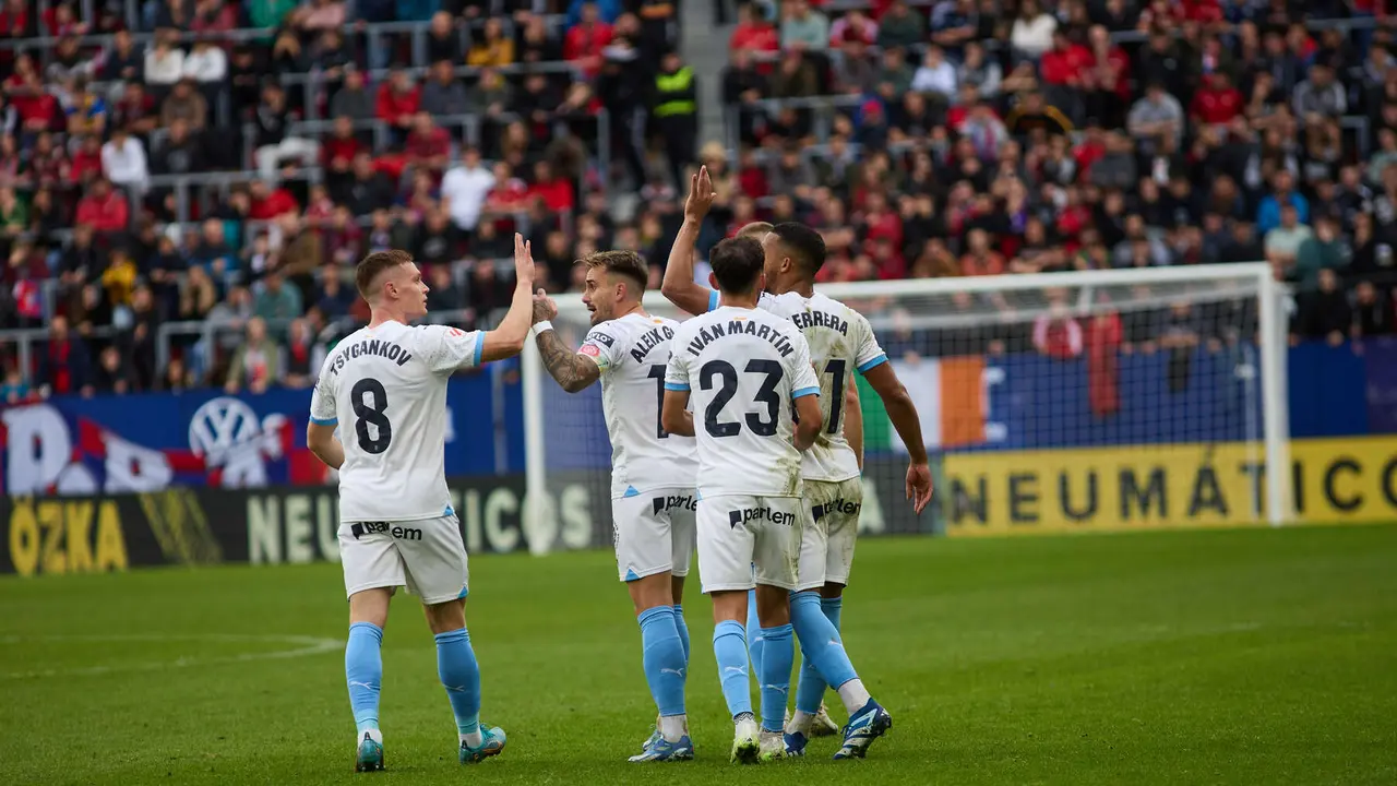 Los jugadores del Girona FC celebran el gol de Viktor Tsygankov (2-3) durante el partido de La Liga EA Sports entre CA Osasuna y Girona FC disputado en el estadio de El Sadar en Pamplona. IÑIGO ALZUGARAY