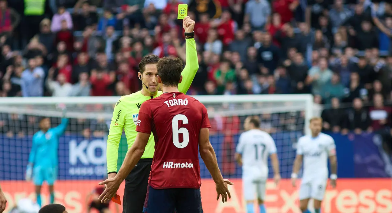 ta durante el partido de La Liga EA Sports entre CA Osasuna y Girona FC disputado en el estadio de El Sadar en Pamplona. IÑIGO ALZUGARAY