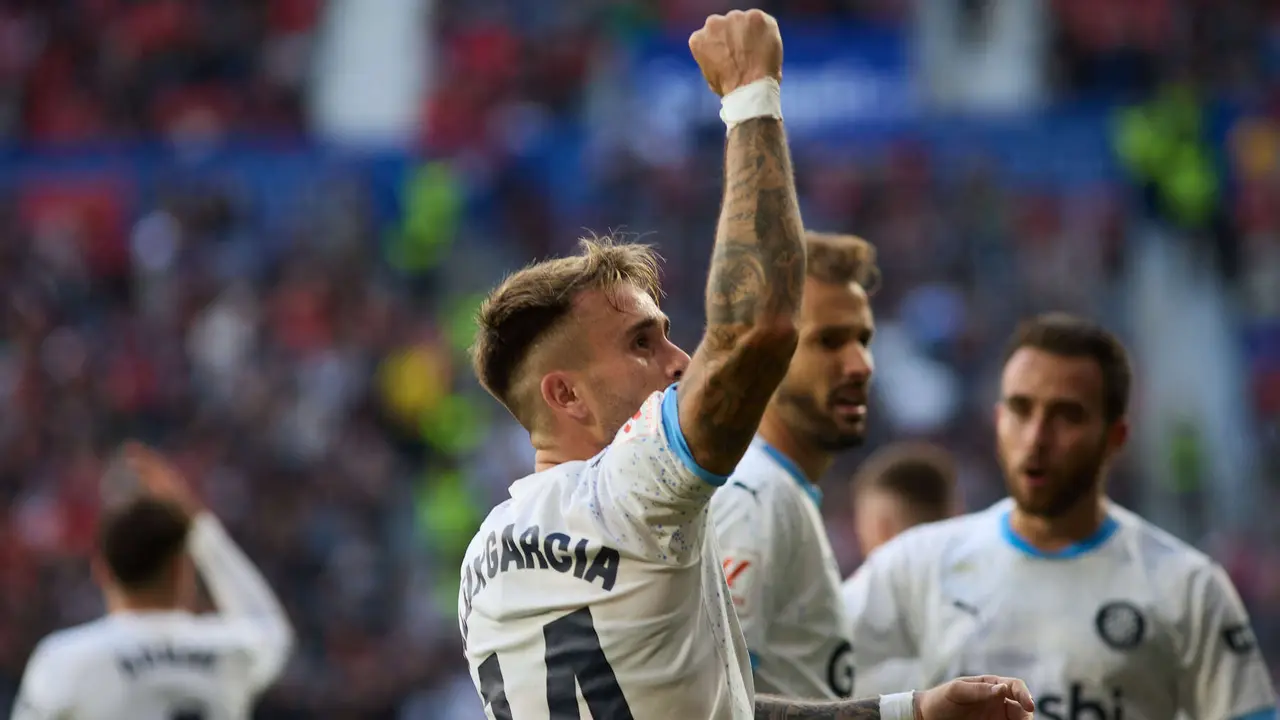 Los jugadores del Girona FC celebran el gol de Aleix García (2-4) durante el partido de La Liga EA Sports entre CA Osasuna y Girona FC disputado en el estadio de El Sadar en Pamplona. IÑIGO ALZUGARAY