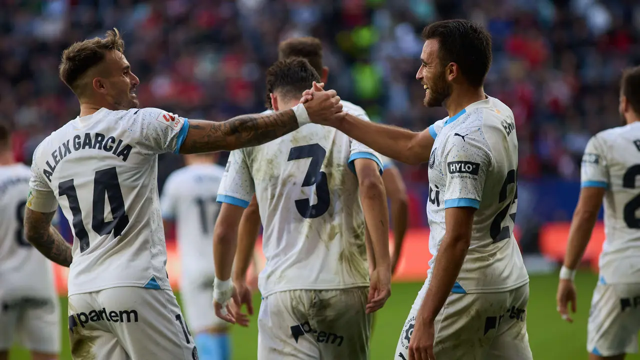 Los jugadores del Girona FC celebran el gol de Aleix García (2-4) durante el partido de La Liga EA Sports entre CA Osasuna y Girona FC disputado en el estadio de El Sadar en Pamplona. IÑIGO ALZUGARAY