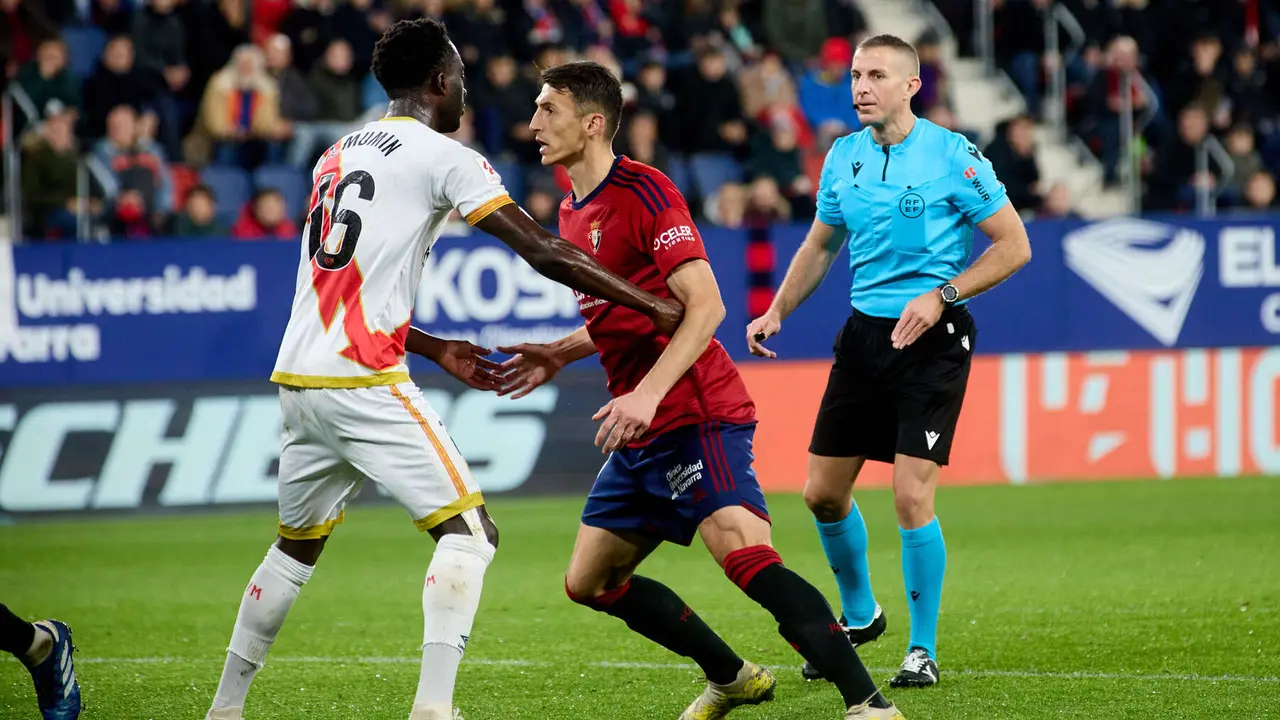 Abdul Mumin (16. Rayo Vallecano), Ante Budimir (17. CA Osasuna) y Javier Iglesias Villanueva (árbitro del partido) durante el partido de La Liga EA Sports entre CA Osasuna y Rayo Vallecano disputado en el estadio de El Sadar en Pamplona. IÑIGO ALZUGARAY