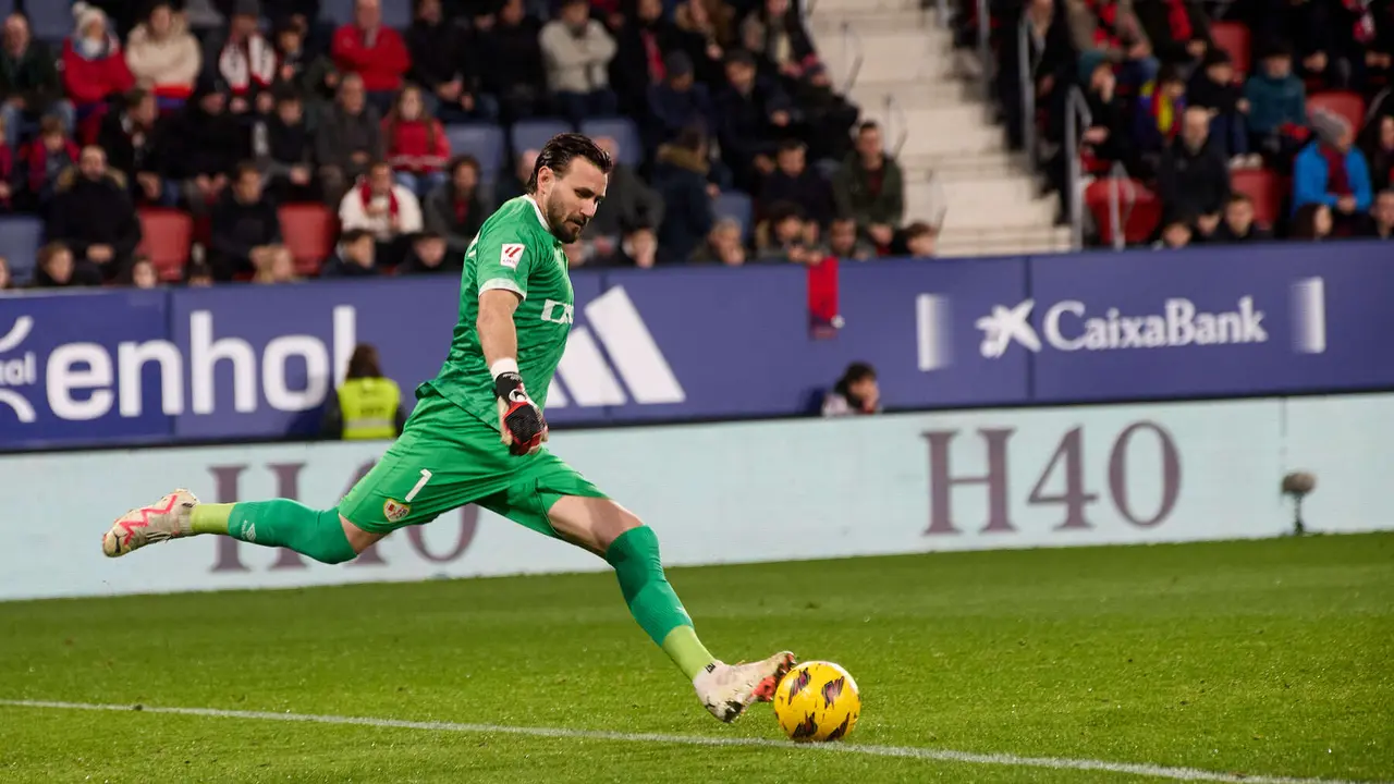 Stole Dimitrievski (1. Rayo Vallecano) durante el partido de La Liga EA Sports entre CA Osasuna y Rayo Vallecano disputado en el estadio de El Sadar en Pamplona. IÑIGO ALZUGARAY