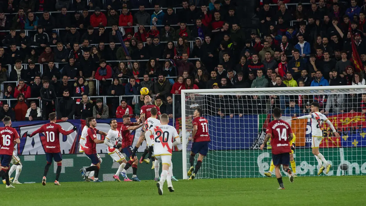 Partido de La Liga EA Sports entre CA Osasuna y Rayo Vallecano disputado en el estadio de El Sadar en Pamplona. IÑIGO ALZUGARAY