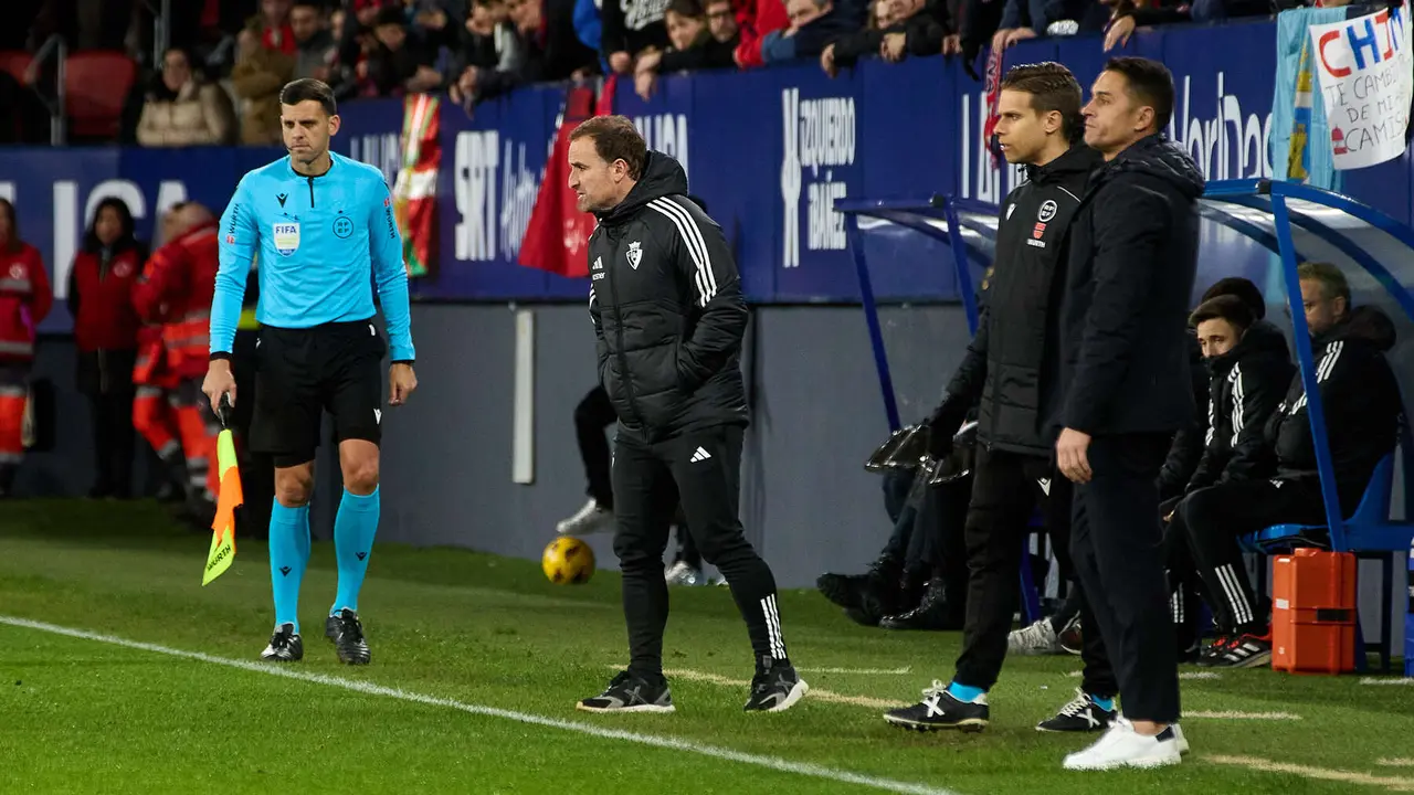 Jagoba Arrasate (entrenador CA Osasuna) y Francisco Rodriguez (entrenador Rayo Vallecano) durante el partido de La Liga EA Sports entre CA Osasuna y Rayo Vallecano disputado en el estadio de El Sadar en Pamplona. IÑIGO ALZUGARAY