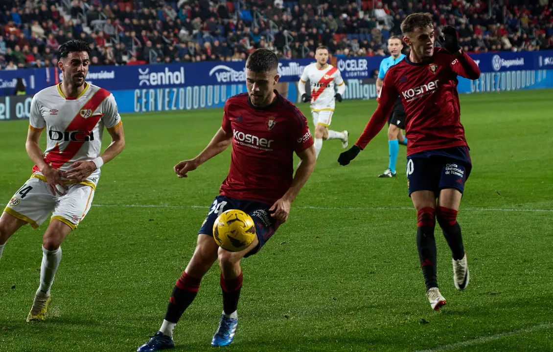 Kike Pérez (14. Rayo Vallecano), Iker Muñoz (34. CA Osasuna) y Aimar Oroz (10. CA Osasuna) durante el partido de La Liga EA Sports entre CA Osasuna y Rayo Vallecano disputado en el estadio de El Sadar en Pamplona. IÑIGO ALZUGARAY