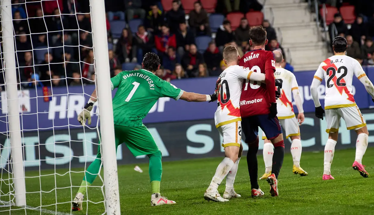 Stole Dimitrievski (1. Rayo Vallecano), Iván Balliu (20. Rayo Vallecano) y Aimar Oroz (10. CA Osasuna) durante el partido de La Liga EA Sports entre CA Osasuna y Rayo Vallecano disputado en el estadio de El Sadar en Pamplona. IÑIGO ALZUGARAY