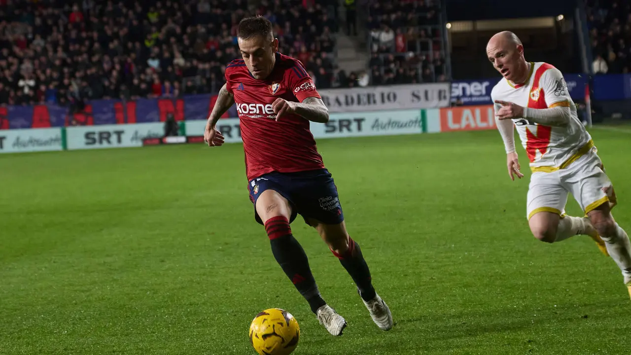 Rubén Peña (15. CA Osasuna) y Isi Palazón (7. Rayo Vallecano) durante el partido de La Liga EA Sports entre CA Osasuna y Rayo Vallecano disputado en el estadio de El Sadar en Pamplona. IÑIGO ALZUGARAY