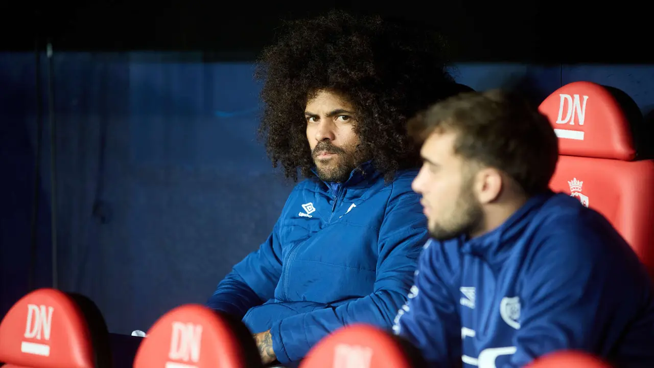 Aridane Hernández (5. Rayo Vallecano) durante el partido de La Liga EA Sports entre CA Osasuna y Rayo Vallecano disputado en el estadio de El Sadar en Pamplona. IÑIGO ALZUGARAY