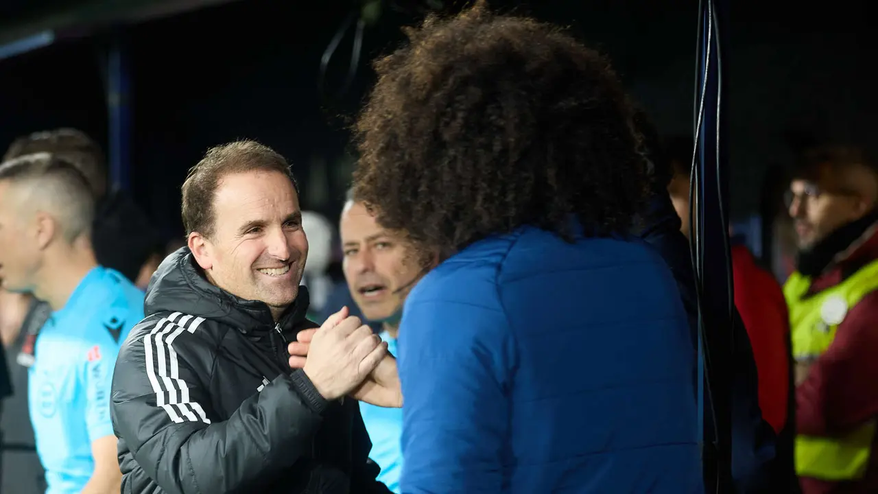 Jagoba Arrasate (entrenador CA Osasuna) y Aridane Hernández (5. Rayo Vallecano) durante el partido de La Liga EA Sports entre CA Osasuna y Rayo Vallecano disputado en el estadio de El Sadar en Pamplona. IÑIGO ALZUGARAY