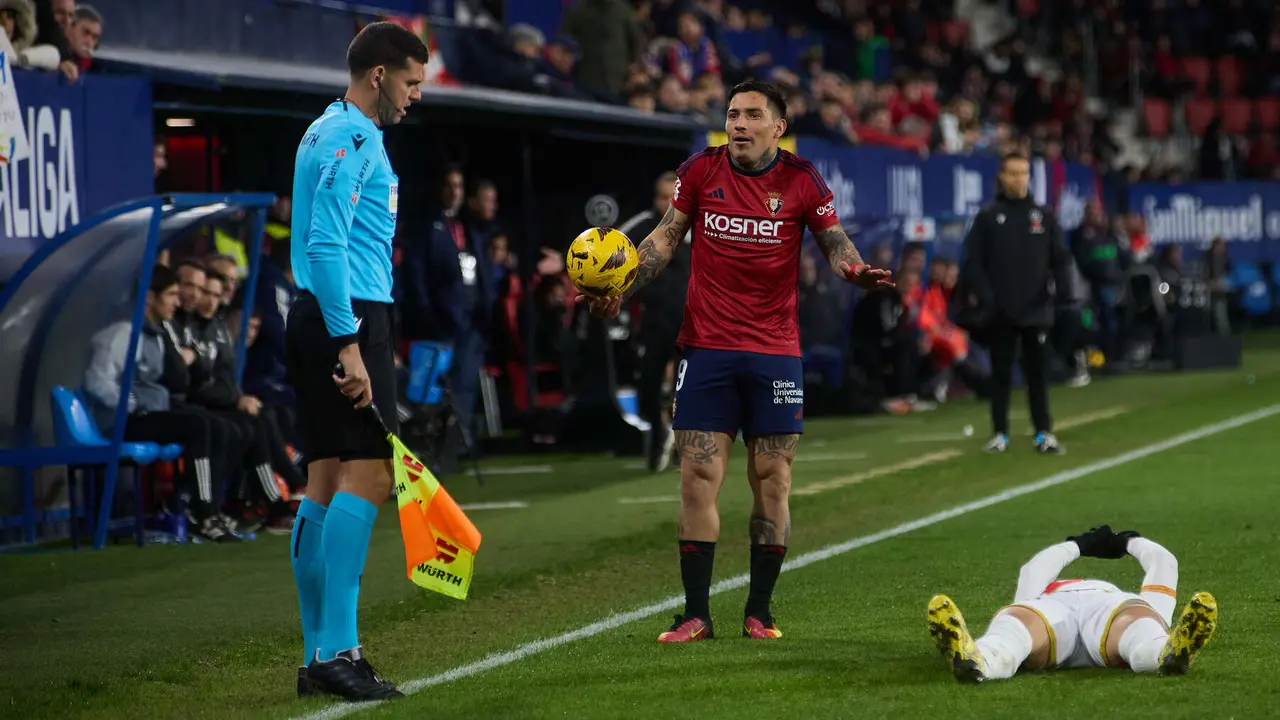 Chimy Avila (9. CA Osasuna) durante el partido de La Liga EA Sports entre CA Osasuna y Rayo Vallecano disputado en el estadio de El Sadar en Pamplona. IÑIGO ALZUGARAY