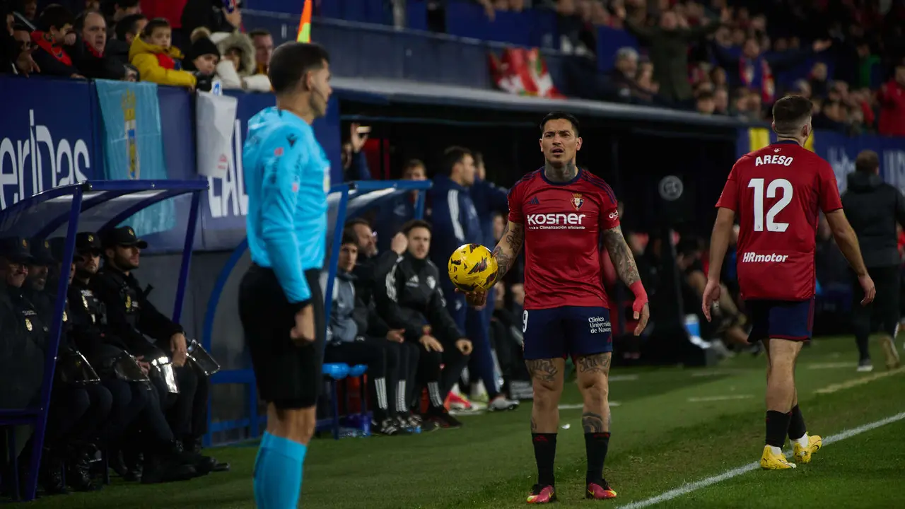 Chimy Avila (9. CA Osasuna) durante el partido de La Liga EA Sports entre CA Osasuna y Rayo Vallecano disputado en el estadio de El Sadar en Pamplona. IÑIGO ALZUGARAY