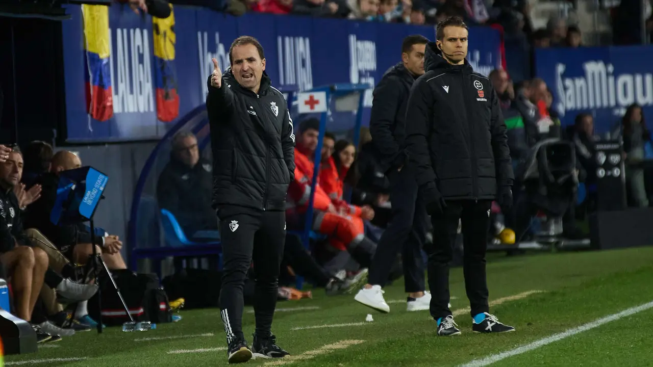 Jagoba Arrasate (entrenador CA Osasuna) durante el partido de La Liga EA Sports entre CA Osasuna y Rayo Vallecano disputado en el estadio de El Sadar en Pamplona. IÑIGO ALZUGARAY