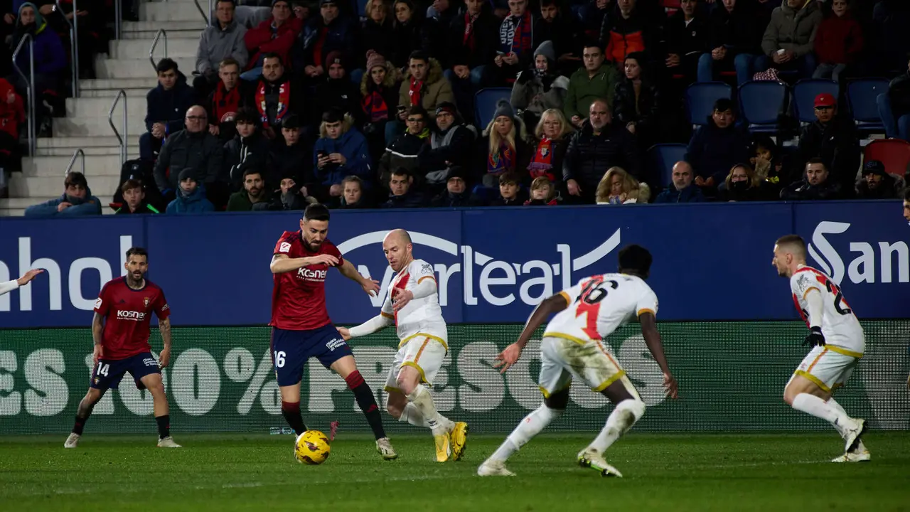 Partido de La Liga EA Sports entre CA Osasuna y Rayo Vallecano disputado en el estadio de El Sadar en Pamplona. IÑIGO ALZUGARAY