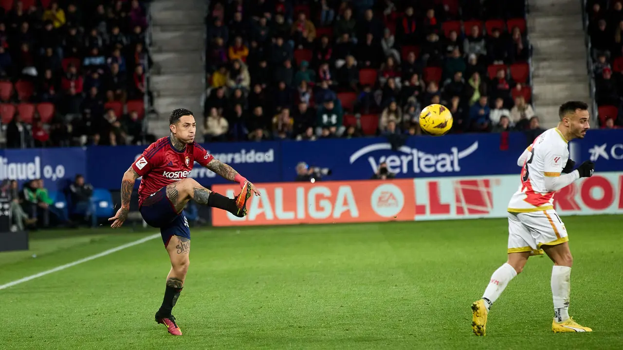 Chimy Avila (9. CA Osasuna) y Óscar Valentín (23. Rayo Vallecano) durante el partido de La Liga EA Sports entre CA Osasuna y Rayo Vallecano disputado en el estadio de El Sadar en Pamplona. IÑIGO ALZUGARAY