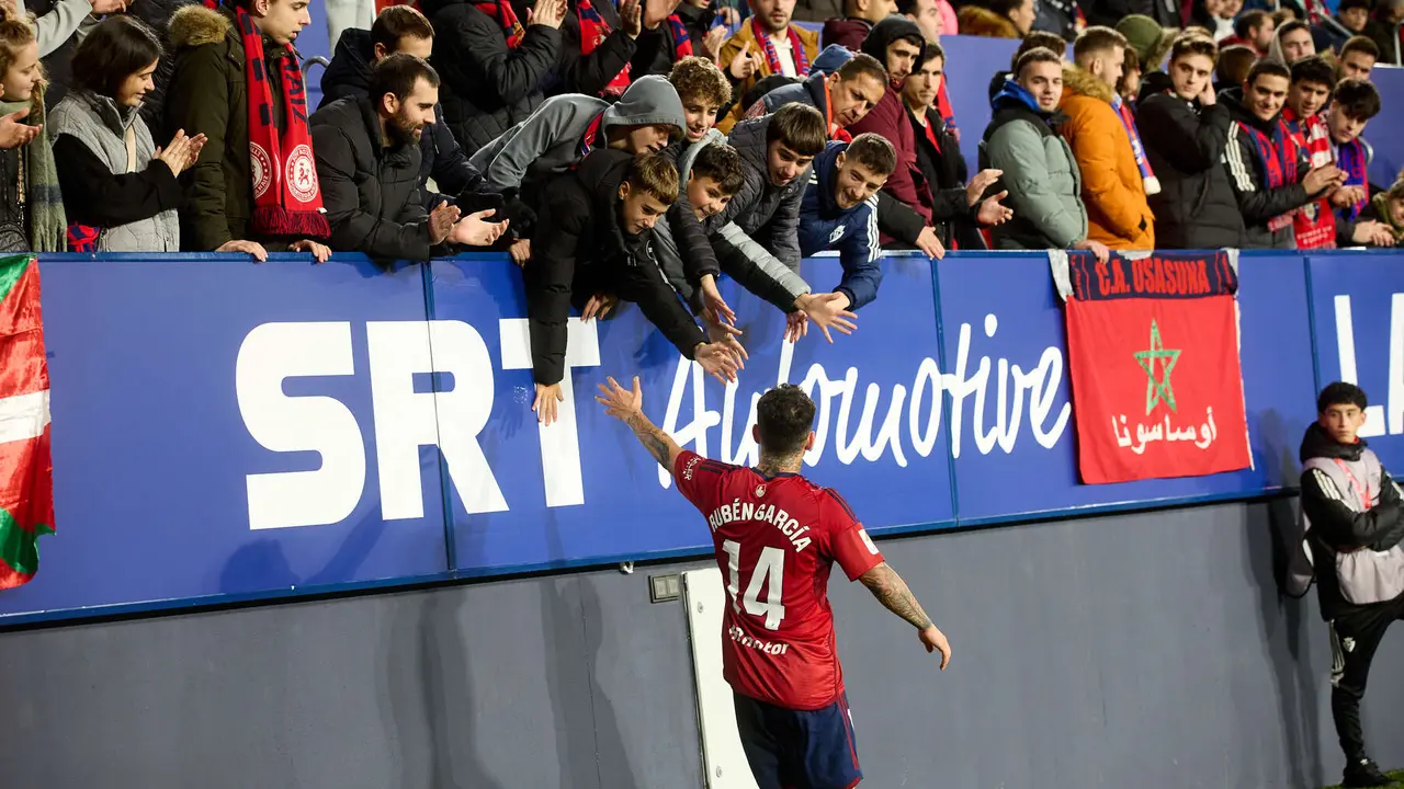 Rubén García (14. CA Osasuna) durante el partido de La Liga EA Sports entre CA Osasuna y Rayo Vallecano disputado en el estadio de El Sadar en Pamplona. IÑIGO ALZUGARAY