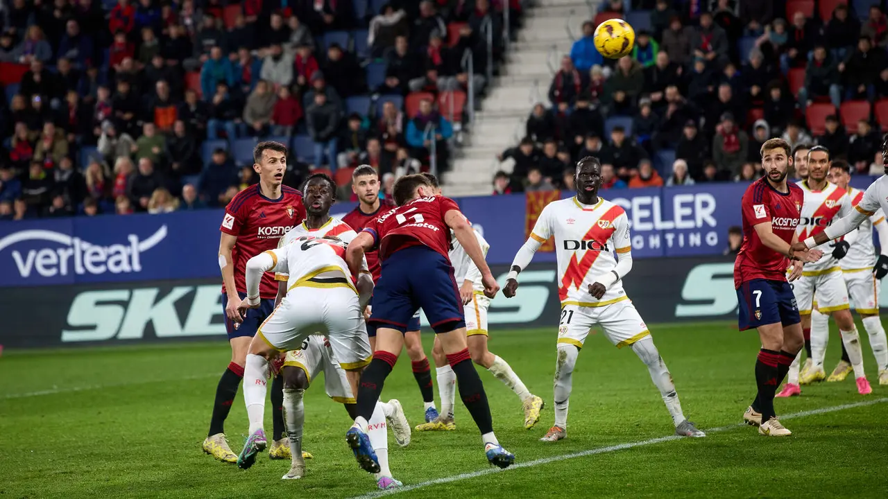 Partido de La Liga EA Sports entre CA Osasuna y Rayo Vallecano disputado en el estadio de El Sadar en Pamplona. IÑIGO ALZUGARAY