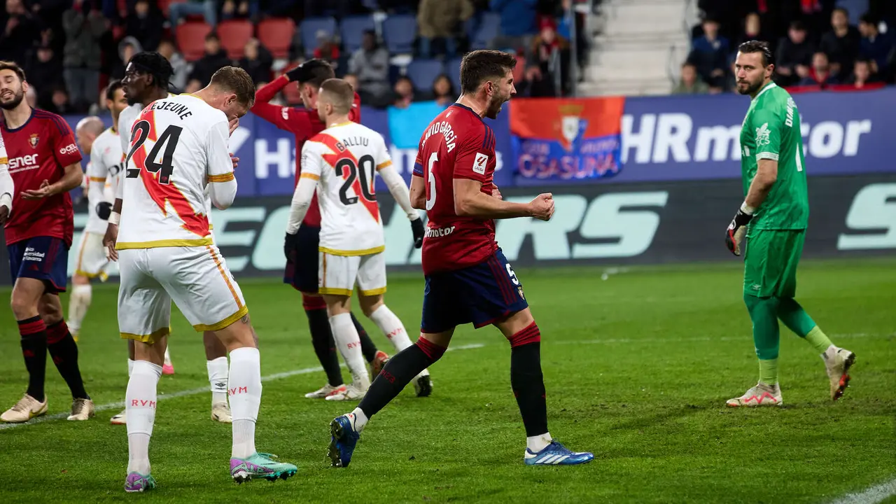 Florian Lejeune (24. Rayo Vallecano), David García (5. CA Osasuna) y Stole Dimitrievski (1. Rayo Vallecano) durante el partido de La Liga EA Sports entre CA Osasuna y Rayo Vallecano disputado en el estadio de El Sadar en Pamplona. IÑIGO ALZUGARAY