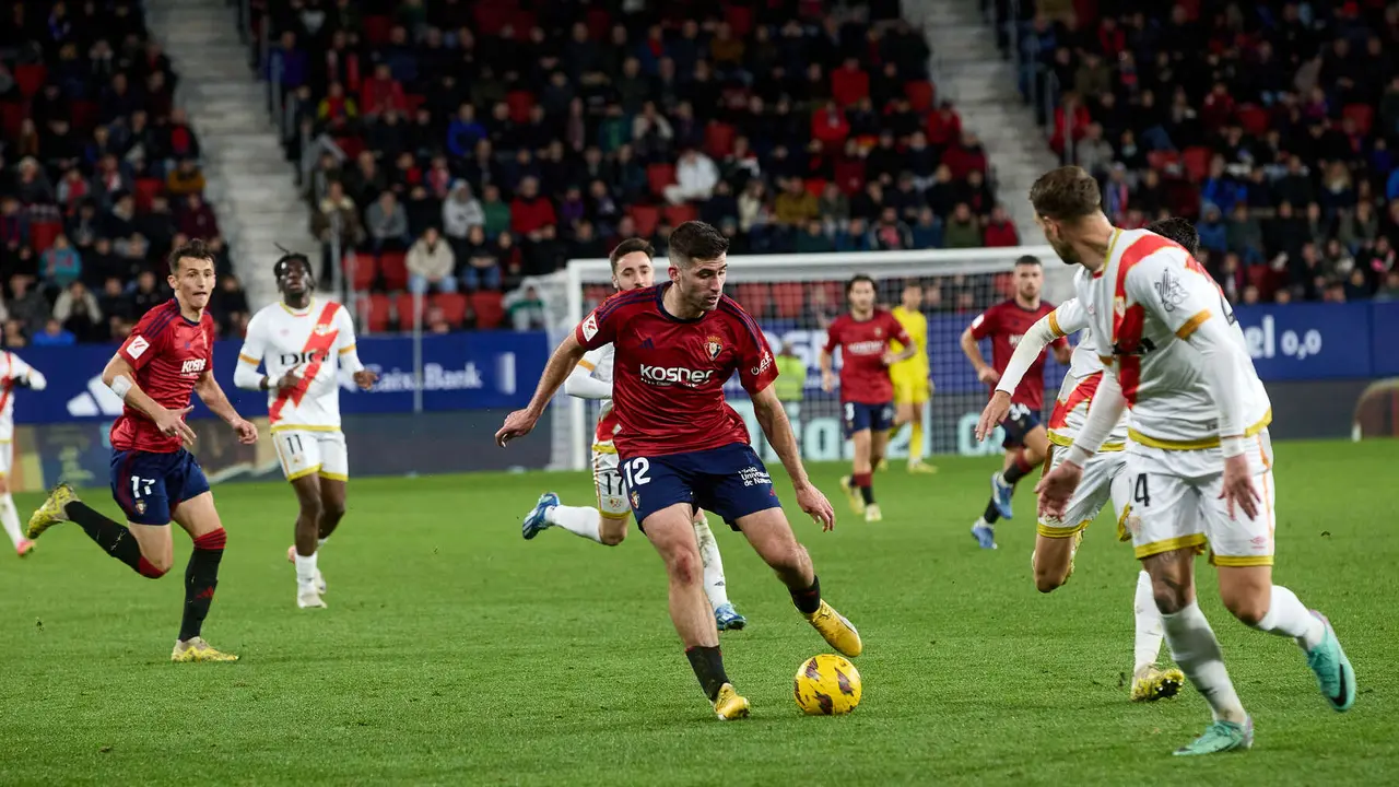Jesús Areso (12. CA Osasuna) durante el partido de La Liga EA Sports entre CA Osasuna y Rayo Vallecano disputado en el estadio de El Sadar en Pamplona. IÑIGO ALZUGARAY