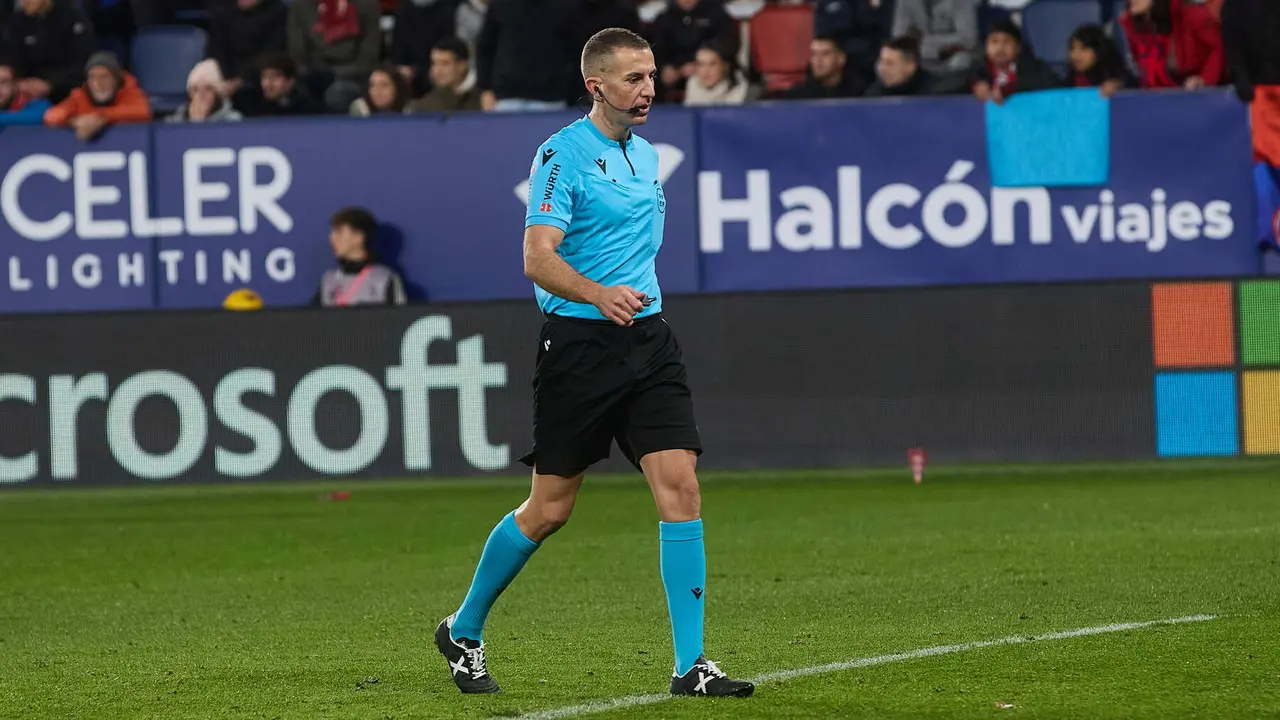 Javier Iglesias Villanueva (árbitro del partido) durante el partido de La Liga EA Sports entre CA Osasuna y Rayo Vallecano disputado en el estadio de El Sadar en Pamplona. IÑIGO ALZUGARAY