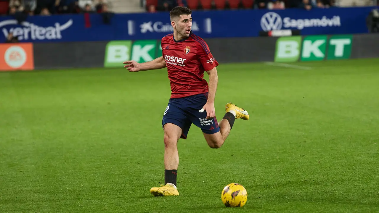 Jesús Areso (12. CA Osasuna) durante el partido de La Liga EA Sports entre CA Osasuna y Rayo Vallecano disputado en el estadio de El Sadar en Pamplona. IÑIGO ALZUGARAY