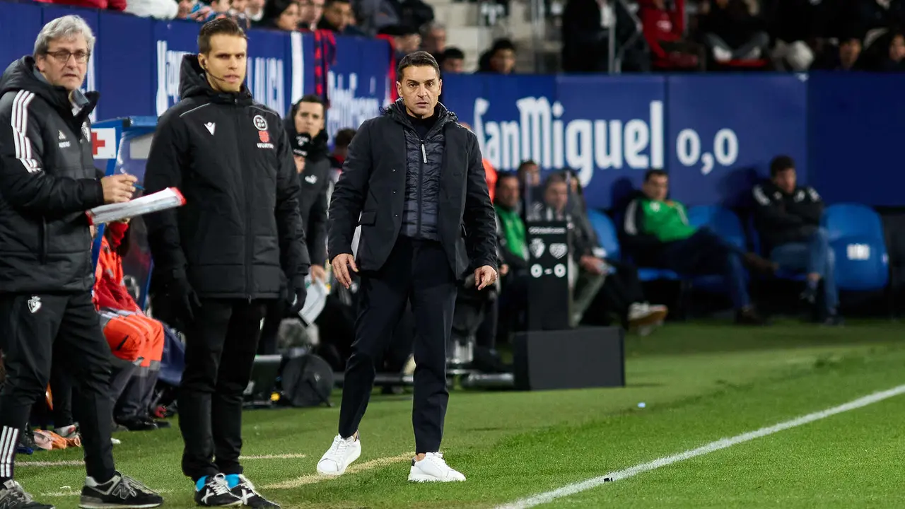 Francisco Rodriguez (entrenador Rayo Vallecano) durante el partido de La Liga EA Sports entre CA Osasuna y Rayo Vallecano disputado en el estadio de El Sadar en Pamplona. IÑIGO ALZUGARAY