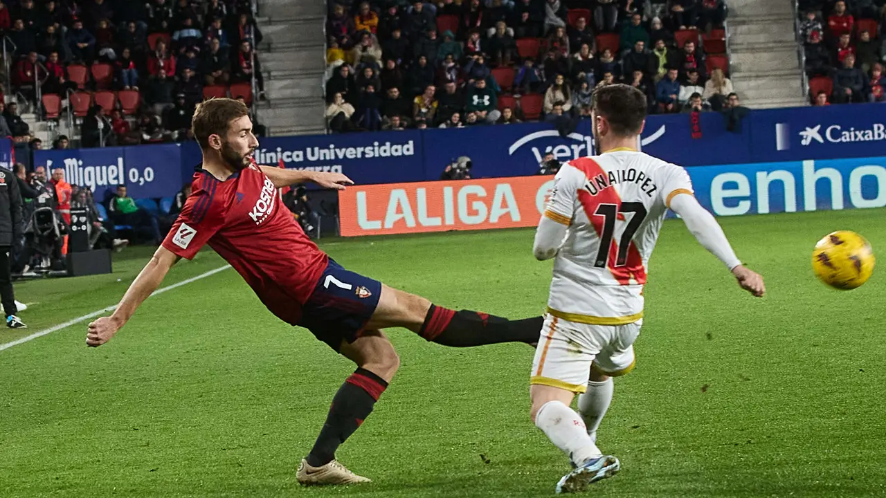 Jon Moncayola (7. CA Osasuna) y Unai López (17. Rayo Vallecano) durante el partido de La Liga EA Sports entre CA Osasuna y Rayo Vallecano disputado en el estadio de El Sadar en Pamplona. IÑIGO ALZUGARAY