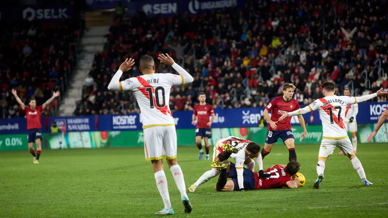 Partido de La Liga EA Sports entre CA Osasuna y Rayo Vallecano disputado en el estadio de El Sadar en Pamplona. IÑIGO ALZUGARAY