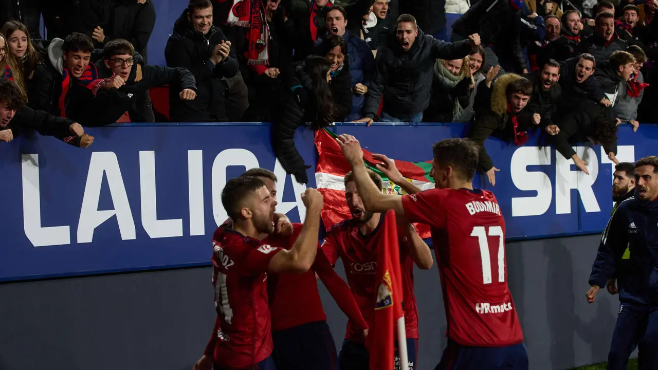 Los jugadores de Osasuna celebran el gol de Raúl García (1-0) durante el partido de La Liga EA Sports entre CA Osasuna y Rayo Vallecano disputado en el estadio de El Sadar en Pamplona. IÑIGO ALZUGARAY