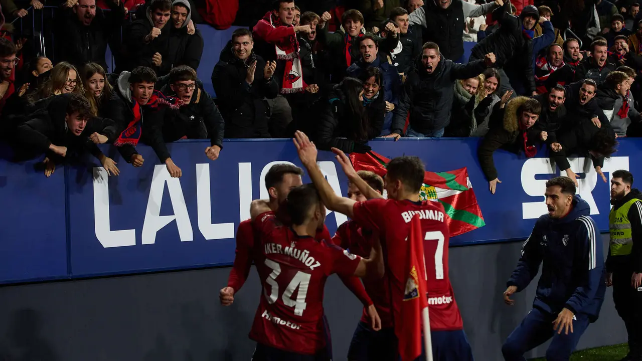 Los jugadores de Osasuna celebran el gol de Raúl García (1-0) durante el partido de La Liga EA Sports entre CA Osasuna y Rayo Vallecano disputado en el estadio de El Sadar en Pamplona. IÑIGO ALZUGARAY