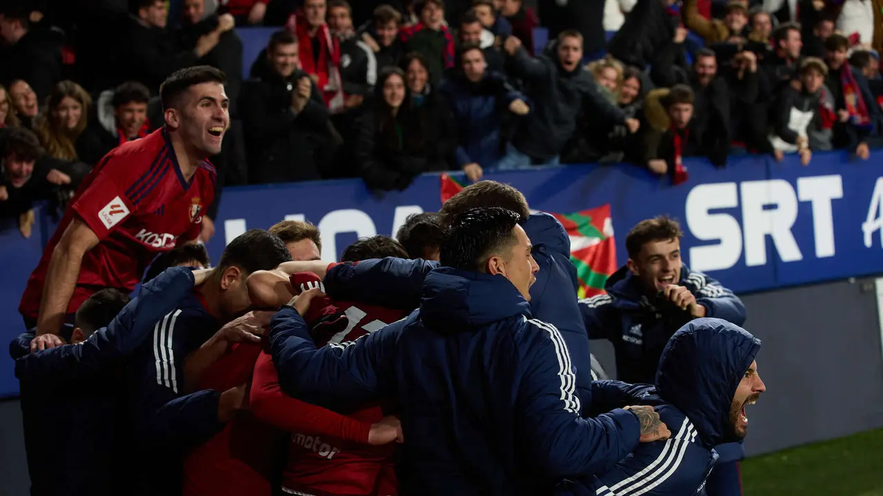 Los jugadores de Osasuna celebran el gol de Raúl García (1-0) durante el partido de La Liga EA Sports entre CA Osasuna y Rayo Vallecano disputado en el estadio de El Sadar en Pamplona. IÑIGO ALZUGARAY